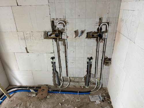 Twee kraanblokken uitgelijnd voor een dubbele wastafel