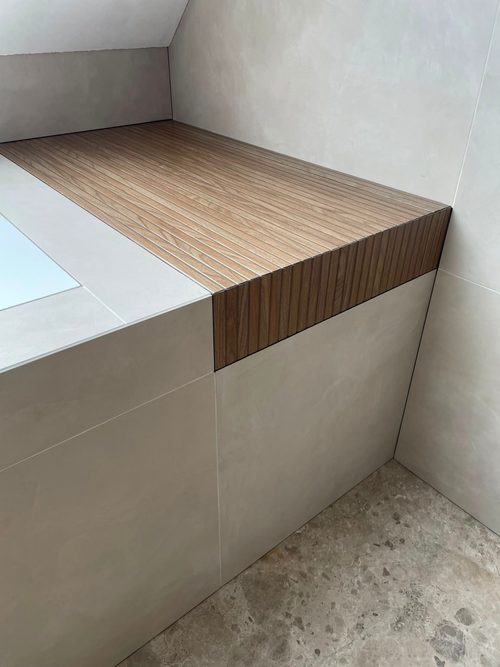 Badrand ingetegeld en afgewerkt met hout