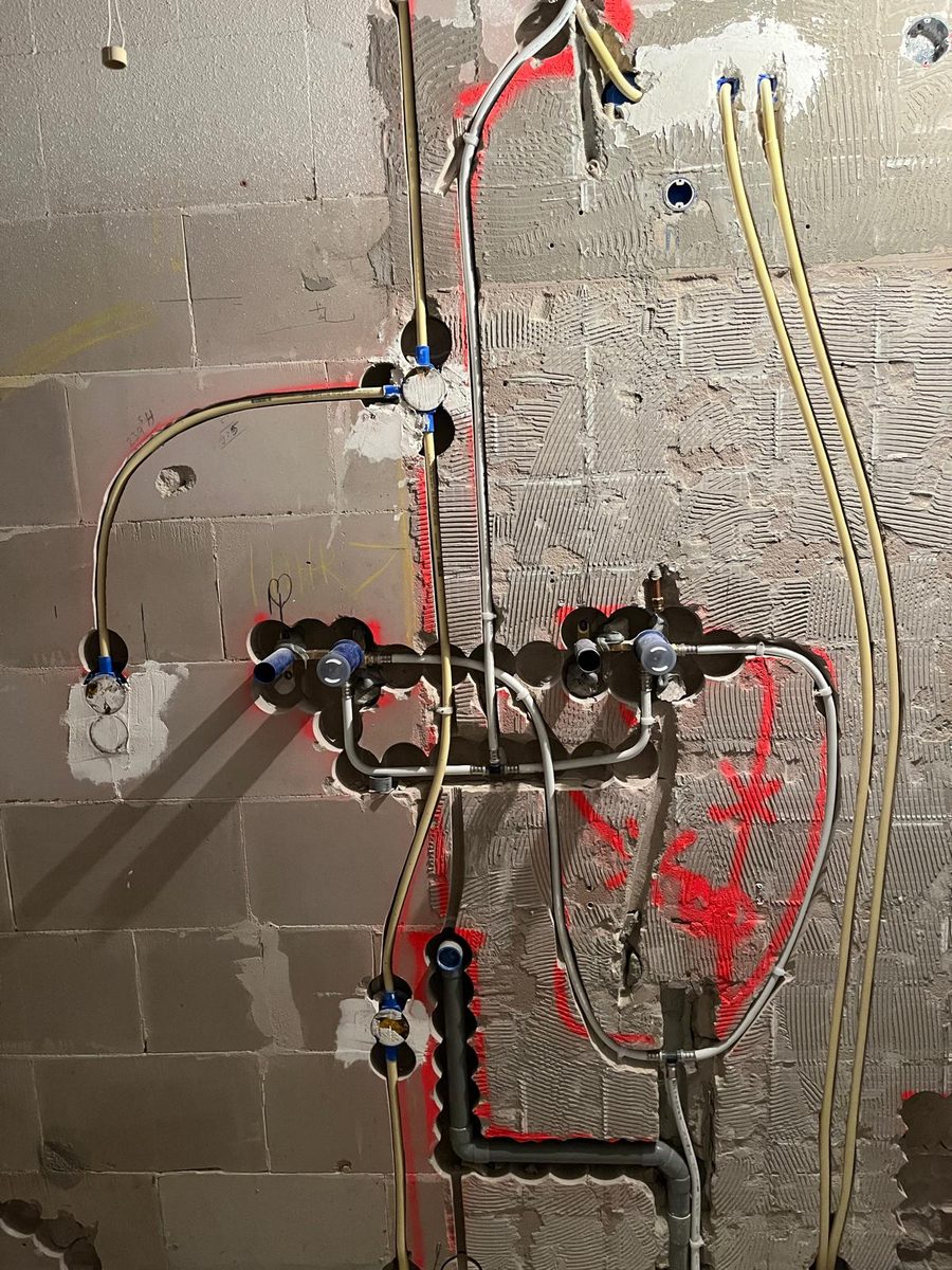 Complete badkamerinstallatie, klaar voor de tegelzetter