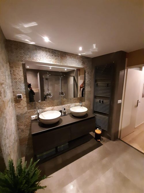 Betonlook wandtegels, dubbele waskom, spiegelwand met verlichting