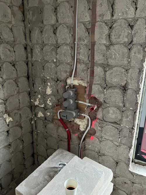 Aansluiting bij het inbouwreservoir van het hangend toilet