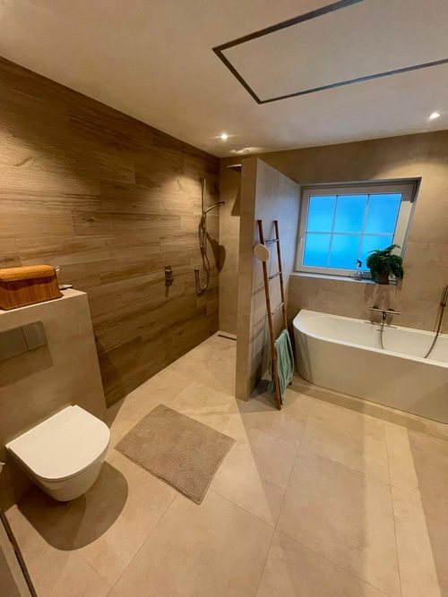 Houtlook wandtegels, ligbad ingetegeld, zwevend toilet