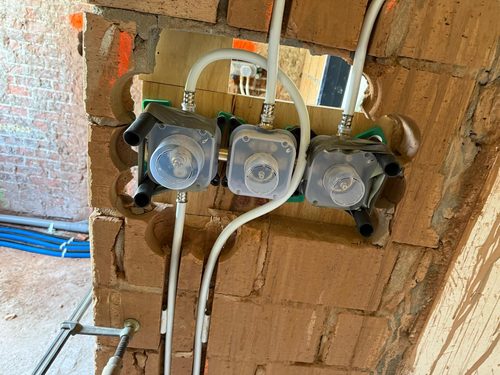 Inbouwdozen op de balk, elektra voor spiegelverlichting