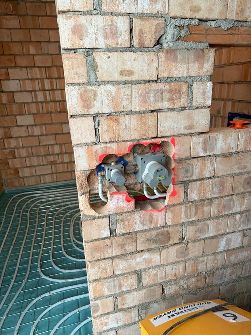 Inbouwkranen gezet, vloerverwarming al ingelegd