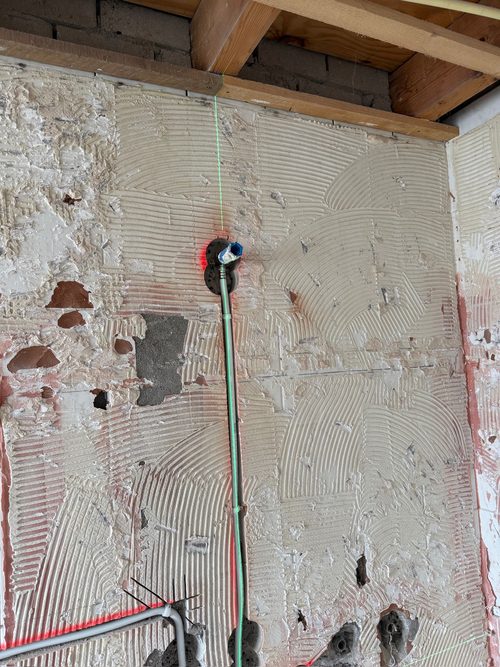 Leidingwerk op de bestaande wand, balklaag nog open