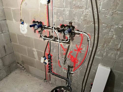Verdeler met de aftakkingen naar douche, bad en wastafel