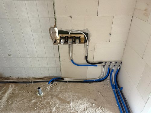 Verdeler met de leidingen naar de vloer weggewerkt