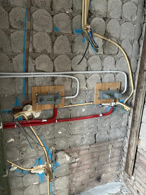 Water en elektra samen in de betonblokwand